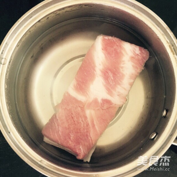 东坡肉的做法步骤：1