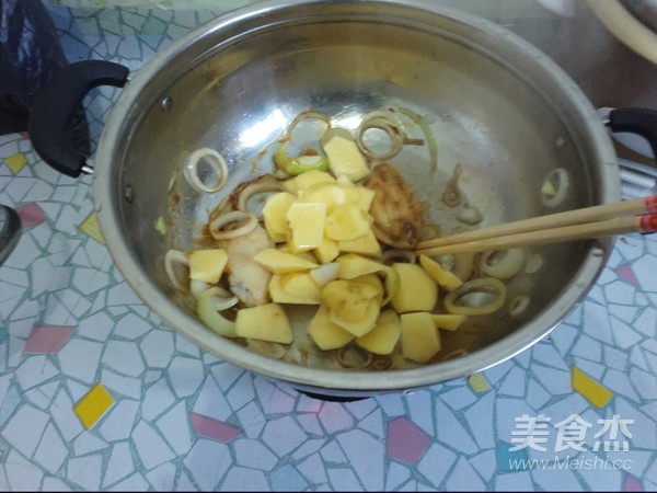 土豆烧鸡翅的做法步骤：7