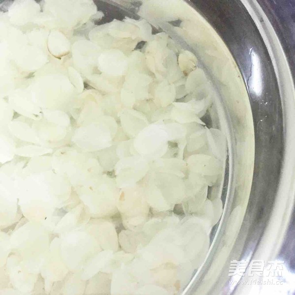 冰糖桃胶雪莲子糖水的做法步骤:2