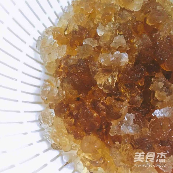 冰糖桃胶雪莲子糖水的做法步骤：1