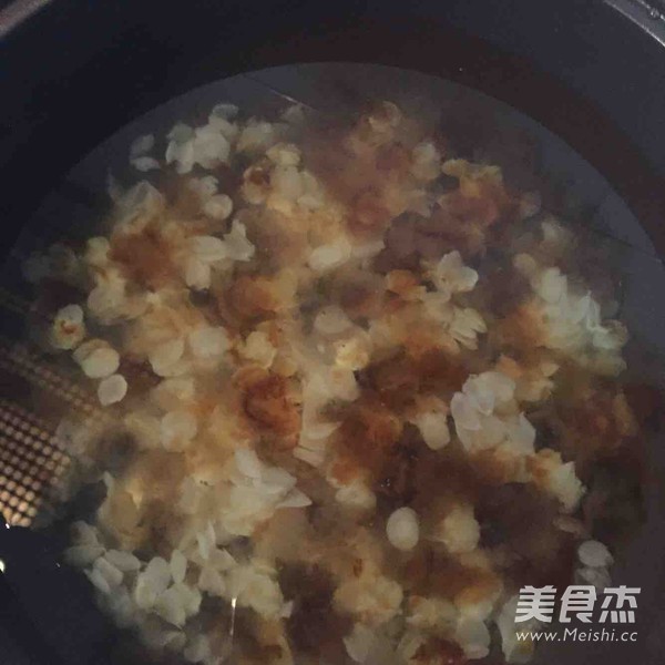 冰糖桃胶雪莲子糖水的做法步骤:3
