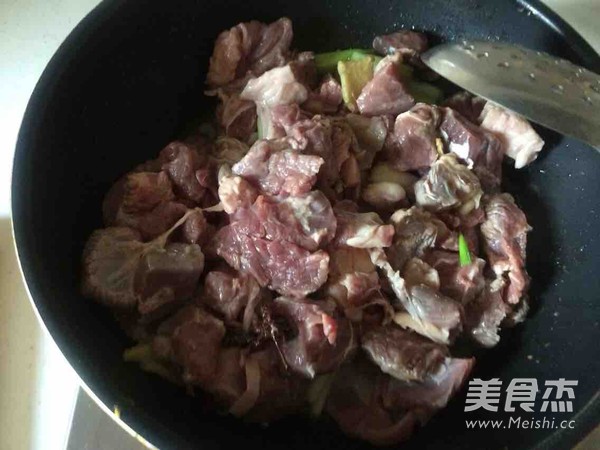 土豆烧牛肉的做法步骤：5