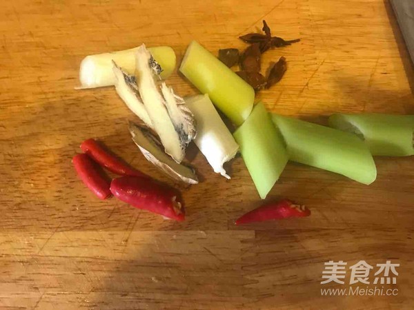 砂锅土豆焖鸡的做法步骤：3