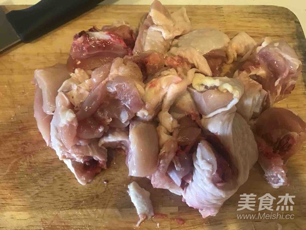 砂锅土豆焖鸡的做法步骤：1