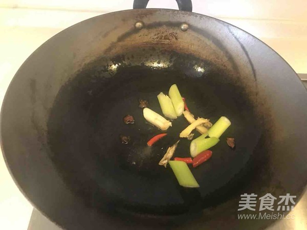 砂锅土豆焖鸡的做法步骤：4