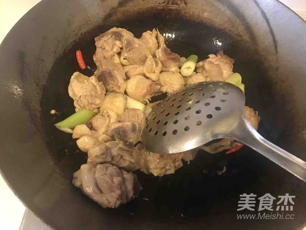 砂锅土豆焖鸡的做法步骤：5