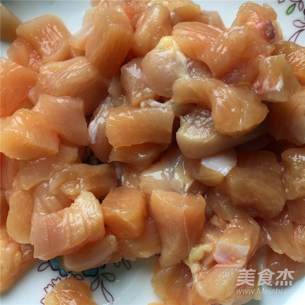 美味酱爆鸡丁的做法步骤：1