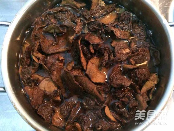 松蘑炖鸡翅的做法步骤:13