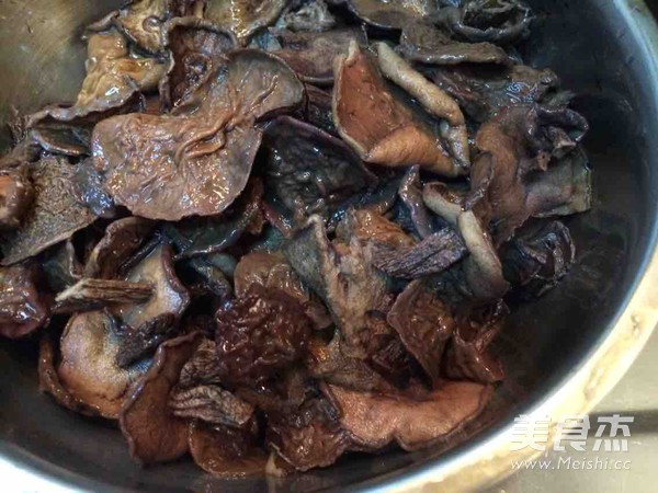 松蘑炖鸡翅的做法步骤:13