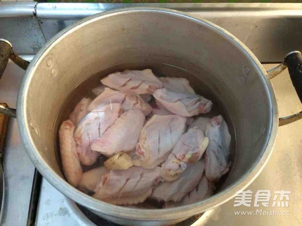松蘑炖鸡翅的做法步骤:13