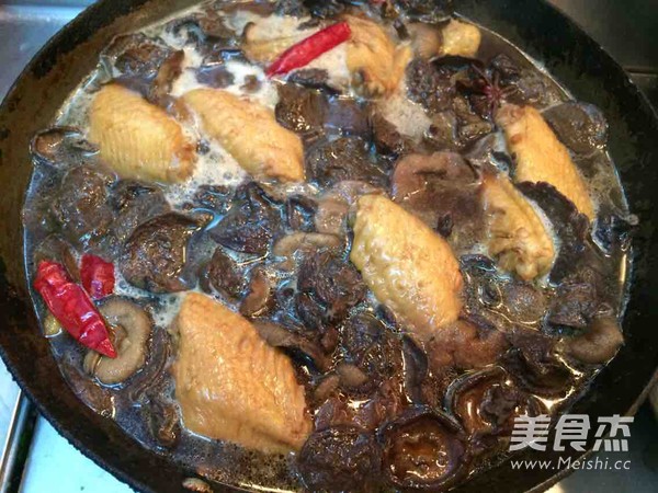 松蘑炖鸡翅的做法步骤:13
