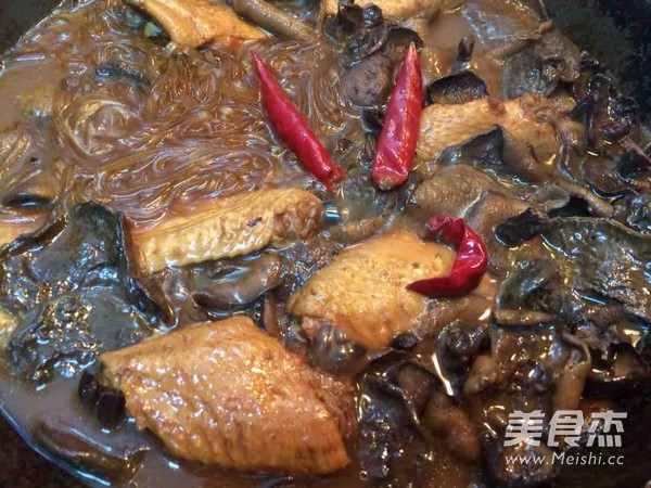 松蘑炖鸡翅的做法步骤:13
