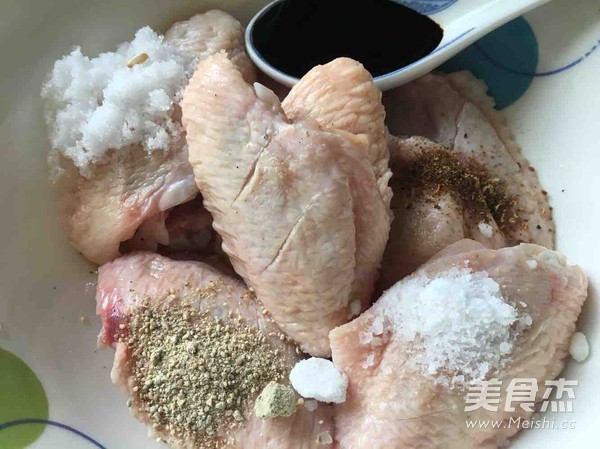 电饼铛版蜜汁鸡翅的做法步骤:2