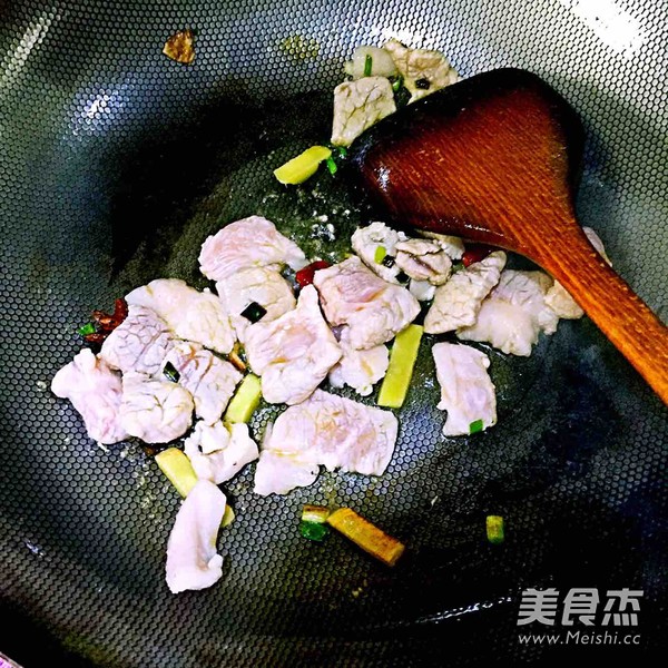 芋头红烧肉的做法步骤：2