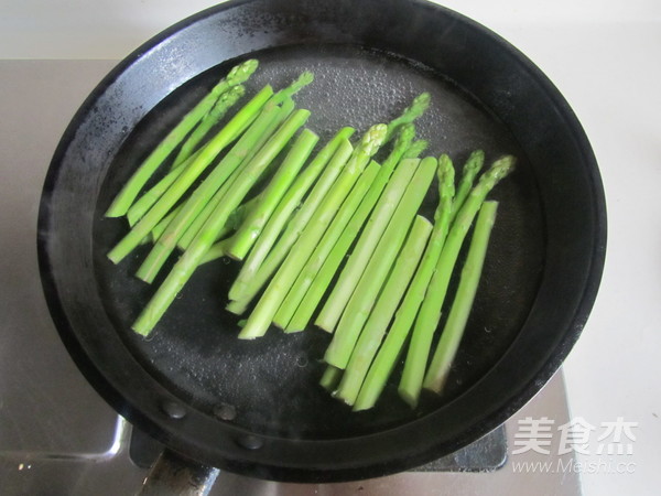 芦笋炒杏鲍菇的做法步骤：3