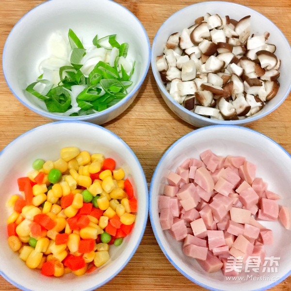 鲜香什锦蛋炒饭的做法步骤：1