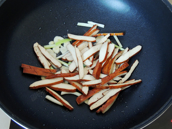 芹菜香干肉丝的做法步骤：9