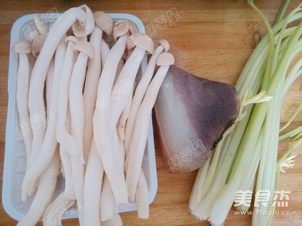 芹菜腊肉炒蘑菇的做法步骤：1