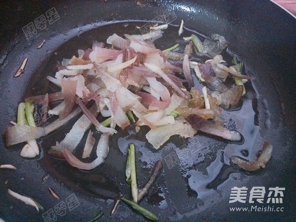 腊肉茭白的做法步骤：3