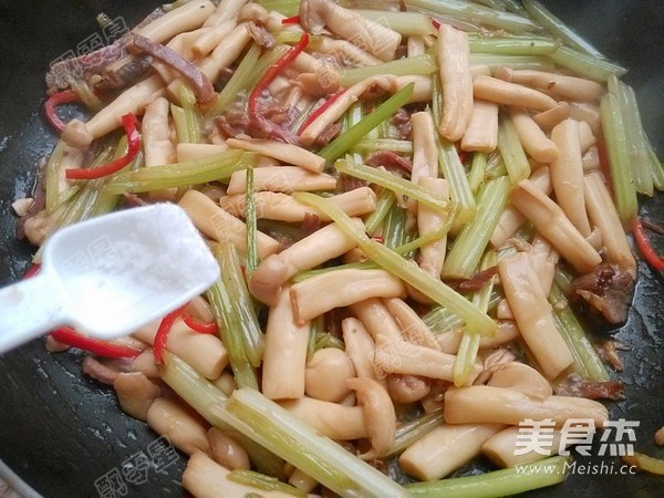 芹菜腊肉炒蘑菇的做法步骤:11