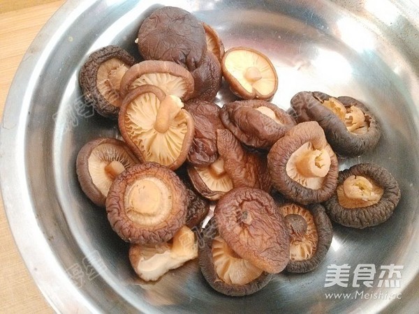 香菇油菜的做法步骤：1