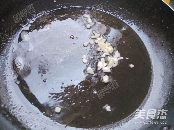 芹菜腊肉炒蘑菇的做法步骤:4