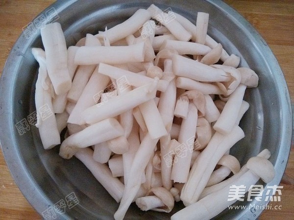 芹菜腊肉炒蘑菇的做法步骤:3