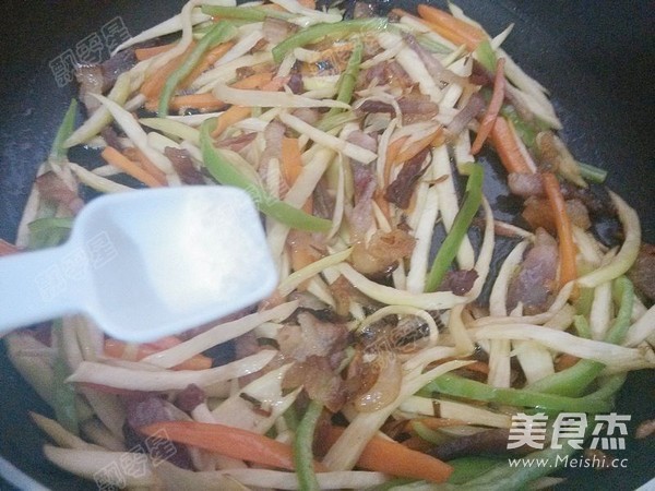 腊肉茭白的做法步骤：9