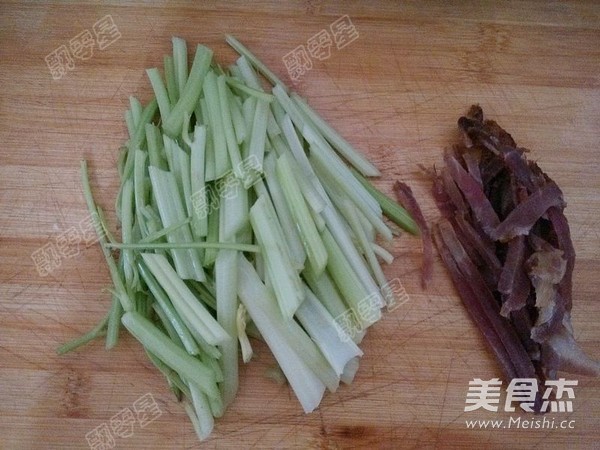 芹菜腊肉炒蘑菇的做法步骤:2