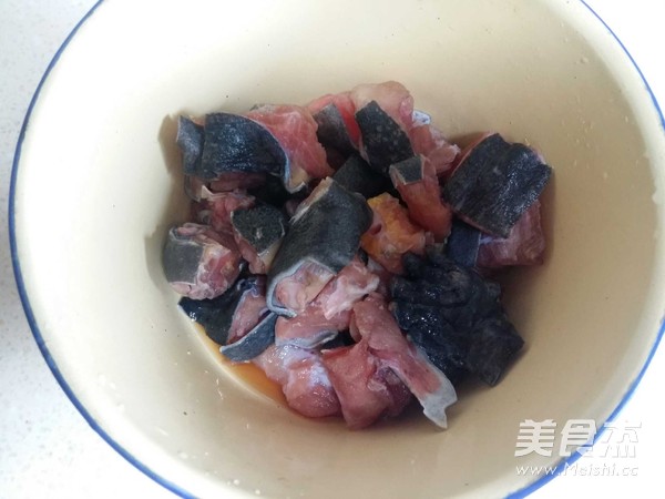酸菜莲藕娃娃鱼的做法步骤：1
