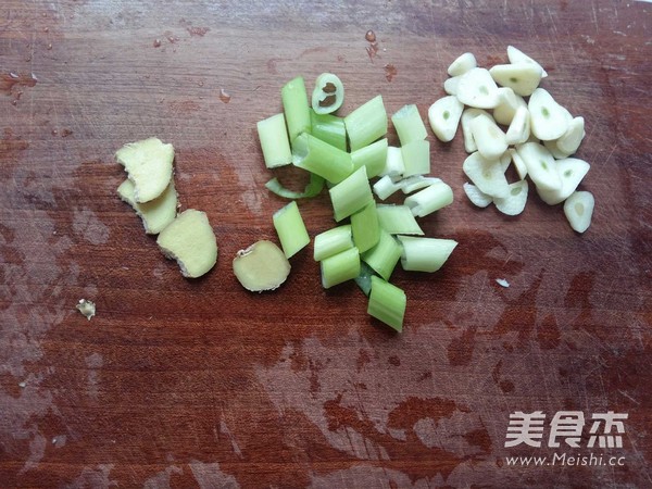 酸菜莲藕娃娃鱼的做法步骤:2