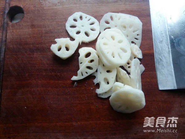 酸菜莲藕娃娃鱼的做法步骤:3