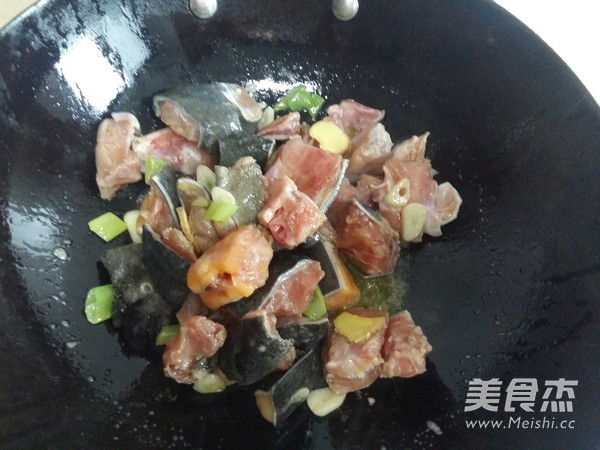 酸菜莲藕娃娃鱼的做法步骤:6