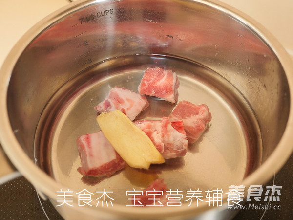 宝宝辅食之莲藕排骨汤的做法步骤：2