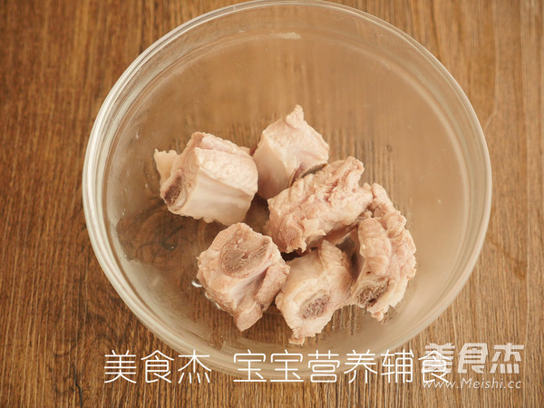 宝宝辅食之莲藕排骨汤的做法步骤：3