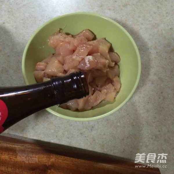 酱爆鸡丁的做法步骤：1