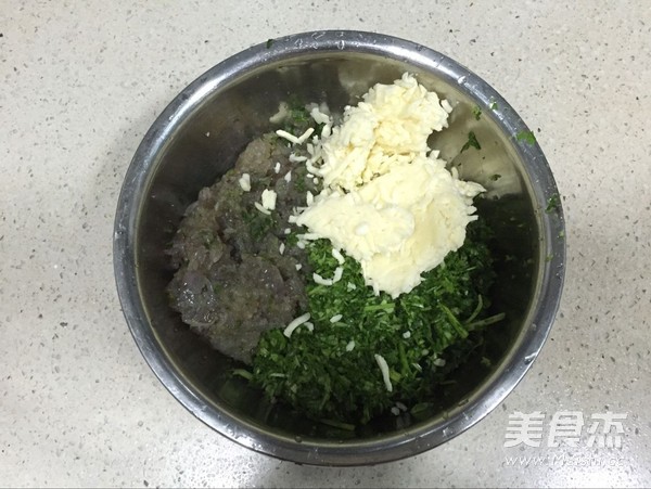 芝士芹菜虾仁煎饺的做法步骤：2