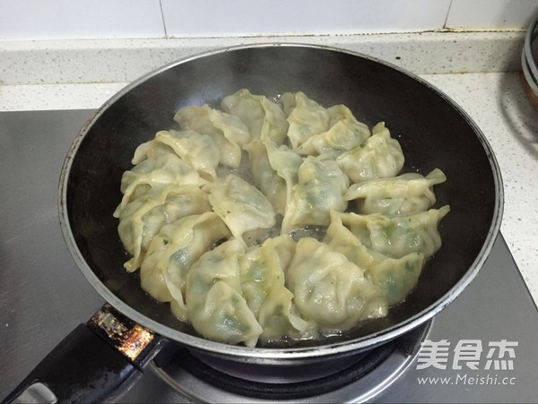 芝士芹菜虾仁煎饺的做法步骤：8