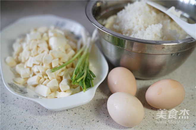 茭白炒饭的做法步骤：1