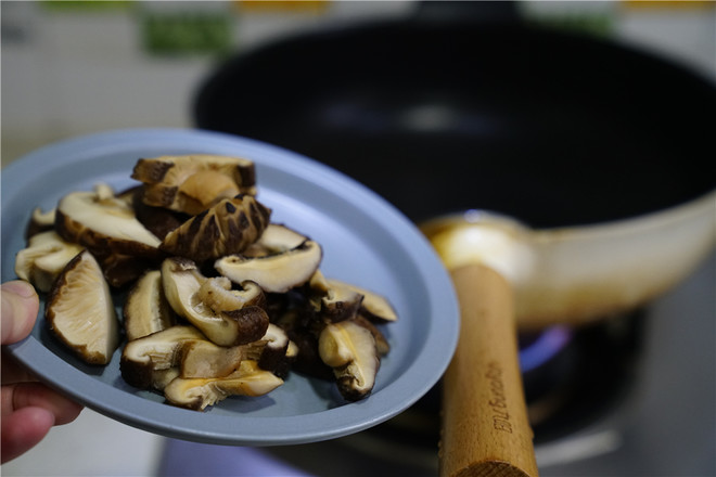 香菇土豆煮肉丸的做法步骤：2