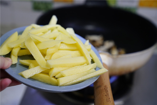 香菇土豆煮肉丸的做法步骤：3