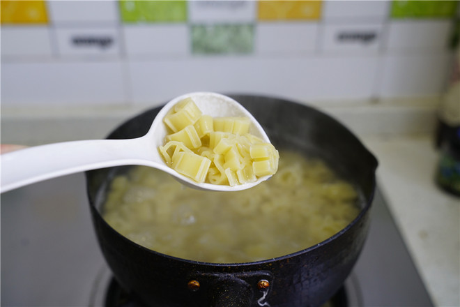 肉末鸡蛋卡通意面的做法步骤:2