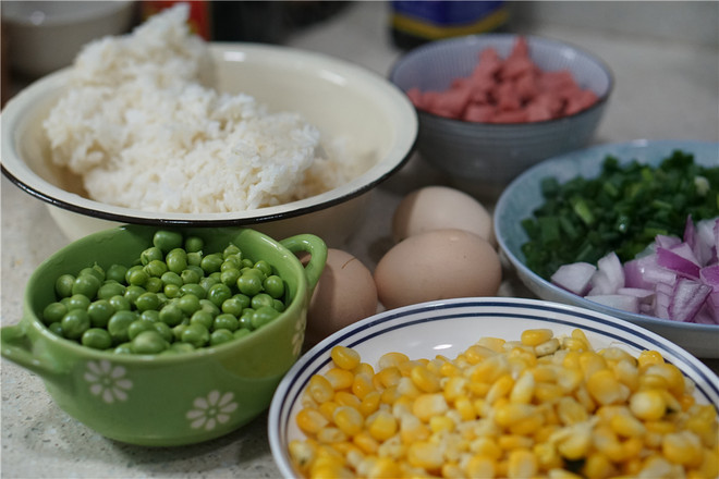 青豆玉米蛋炒饭的做法步骤：1