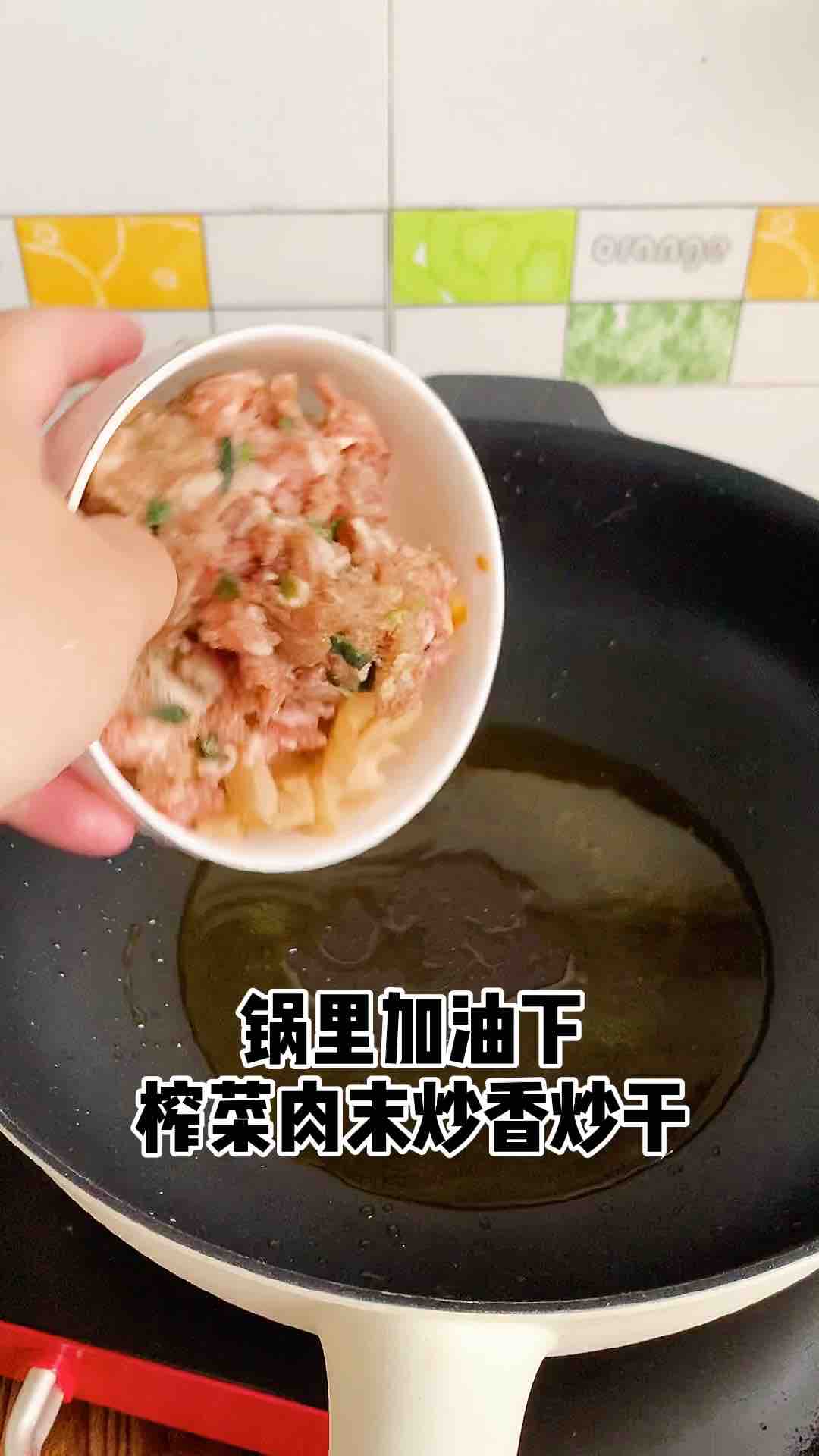 豆芽榨菜鲜肉卷饼的做法步骤：2