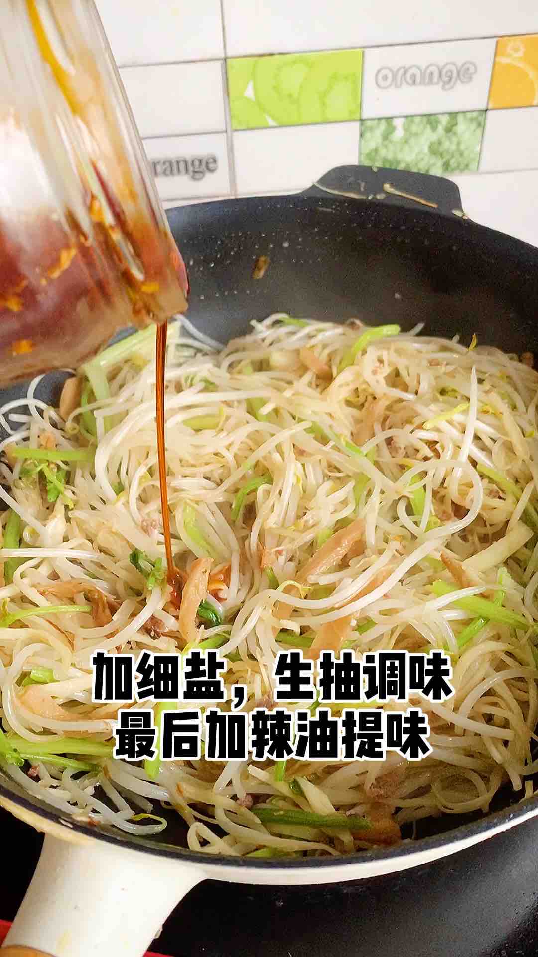 豆芽榨菜鲜肉卷饼的做法步骤：5