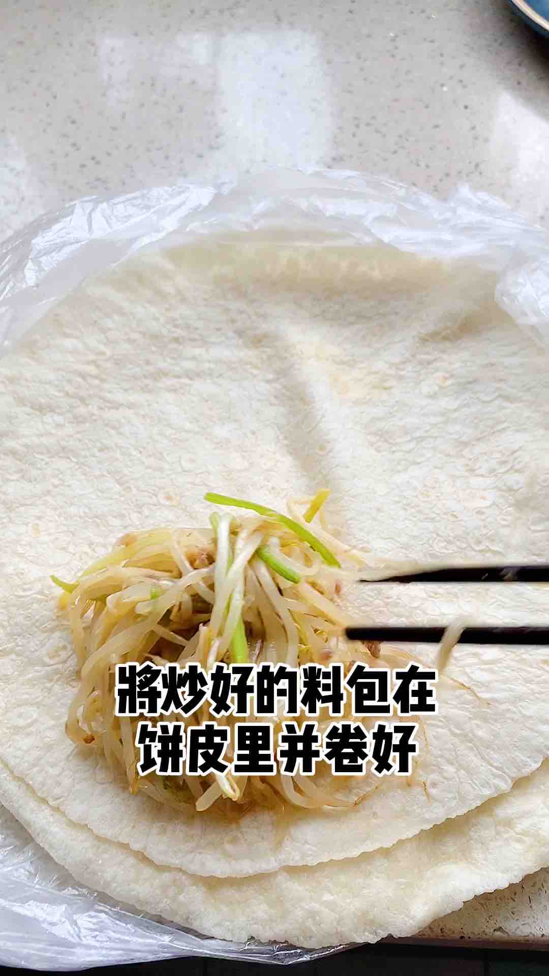 豆芽榨菜鲜肉卷饼的做法步骤：6