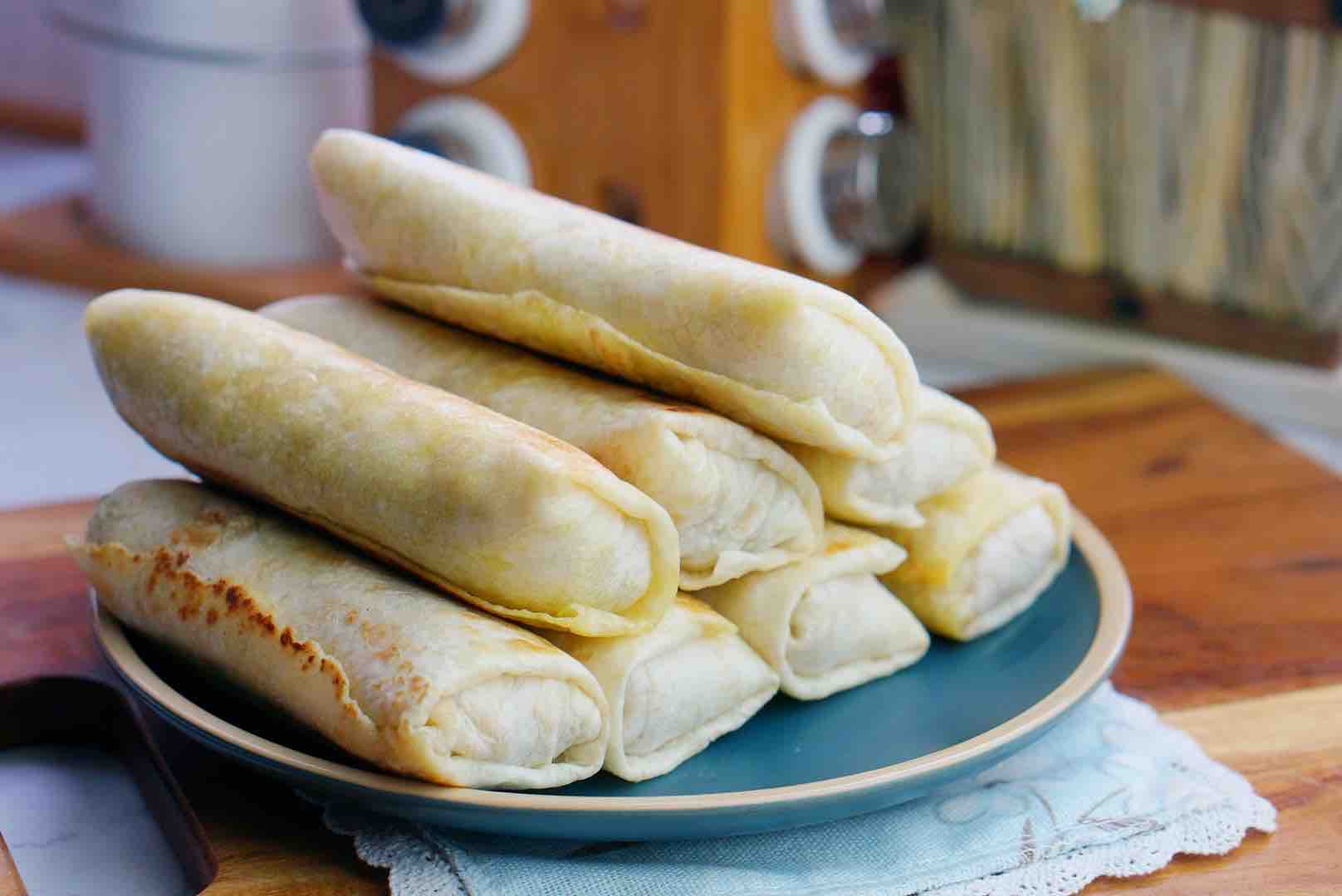 豆芽榨菜鲜肉卷饼的做法步骤：9