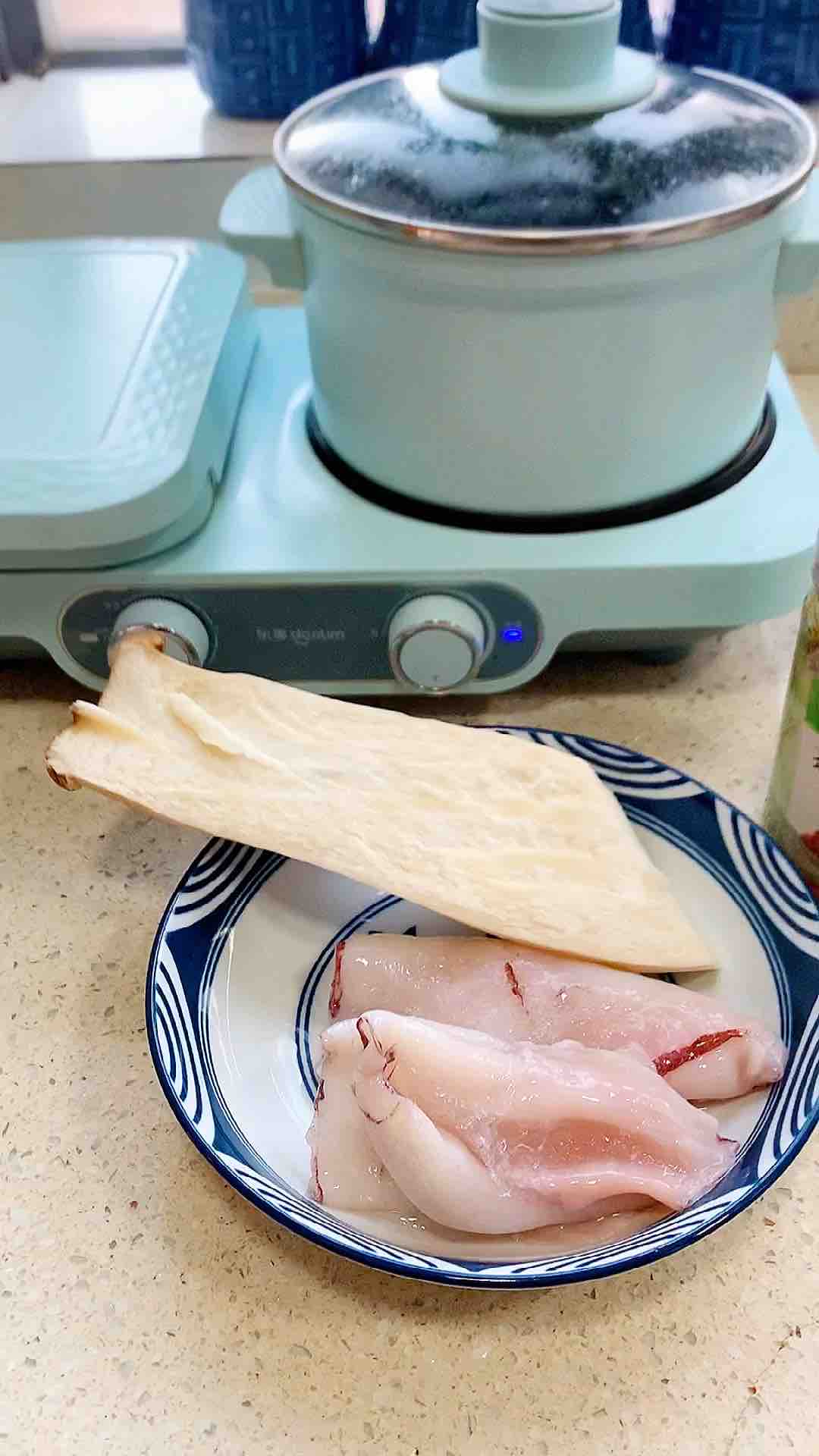 菇丝鱿鱼圈的做法步骤：1