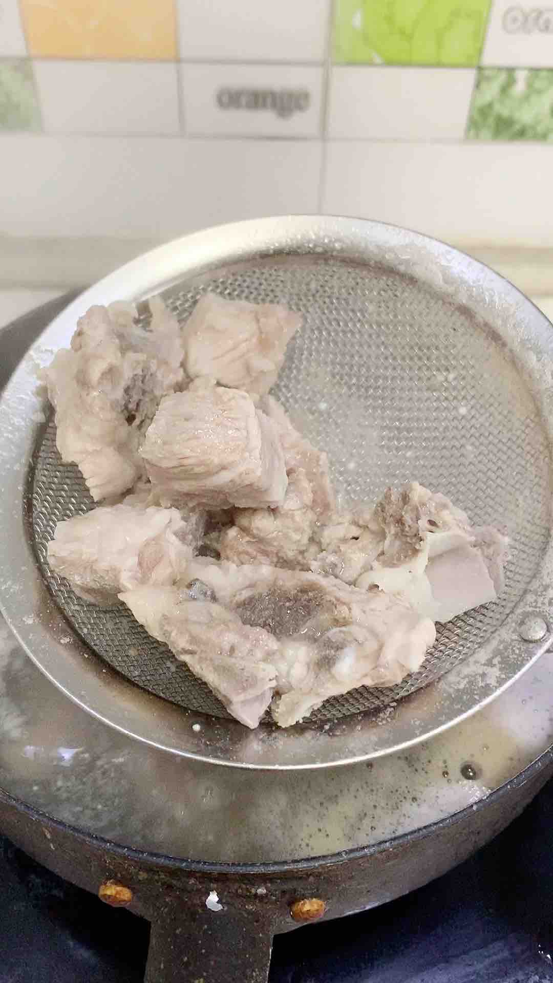 麻辣味胡萝卜排骨，这菜收汁了更好吃的做法步骤：2