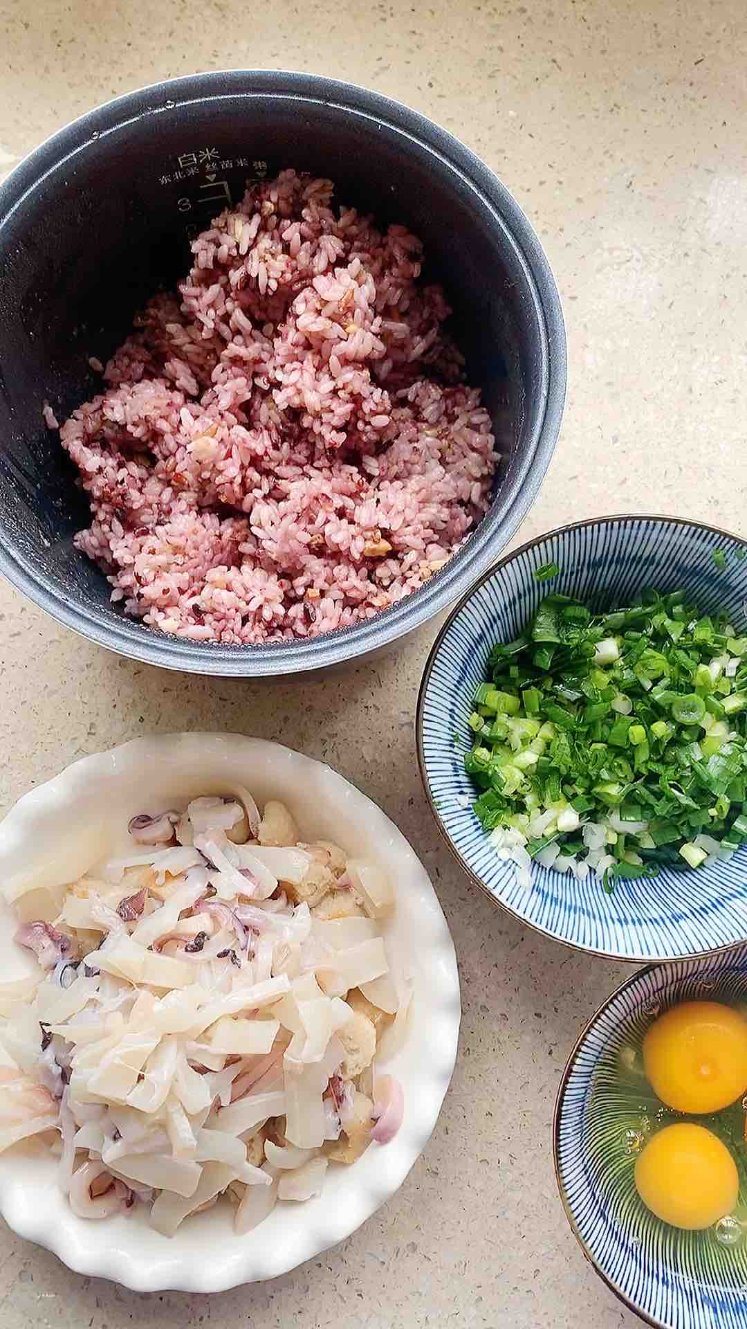 杂粮冷饭怎么办，配上墨鱼鸡蛋试试看的做法步骤：1